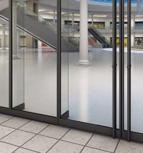 The Entice Clear Fin Series entrance system comes equipped with floor–to–ceiling tempered glass support fins that can be applied to entrance heights of up to 14 feet.