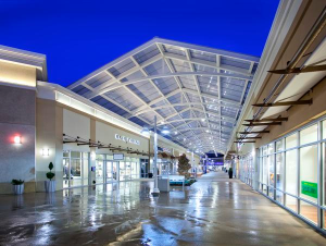 For the open-air shopping center to maintain steady year-round retail traffic, project architects needed to provide shoppers with protection from the East Coast elements.